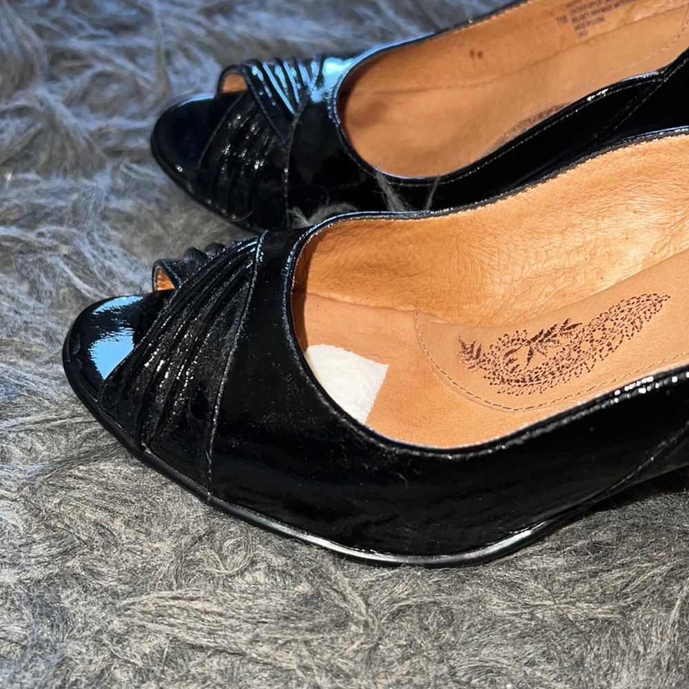 New Women's black patent leather peep told Sofft heels, size 7 - Picture 5 of 15